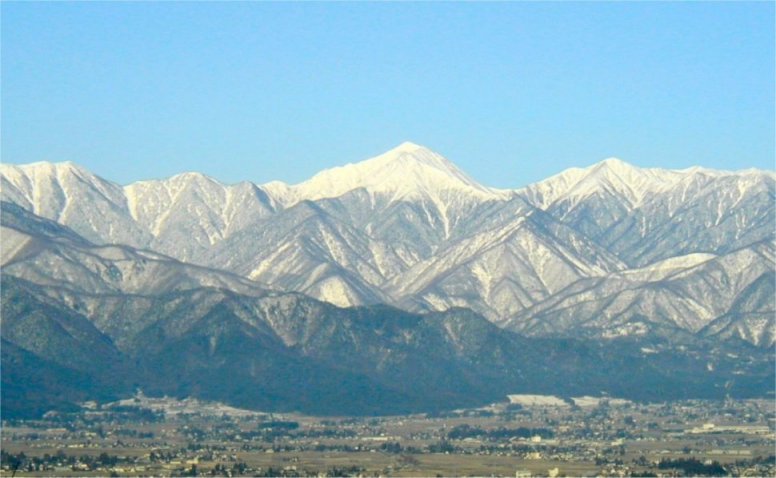 雲ひとつ無い晴れ渡った2月6日の常念岳。長野県松本青年の家から見えます。