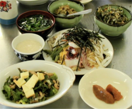 きょうの献立は　散らし寿司　お澄まし　大豆の温サラダ　葺き味噌　小魚のアサツキ味噌　デザートもありますかりんのコンポート