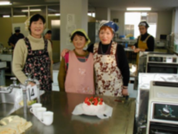 はい。出来上がり。ケーキの前で記念撮影？？