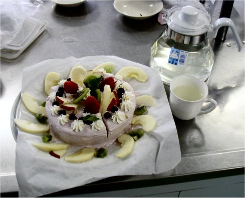 たべるのもったいない？？。スープの会で頂くわけには行きません。ハーブティーとお菜　沢庵？？(信州人は漬物好き)でお茶を頂きました。