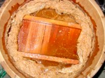 味噌の上にはふたがある。