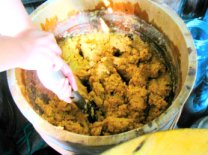 かき混ぜている