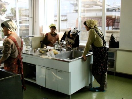 フルーツを切ったり、デコレーションの用意です。